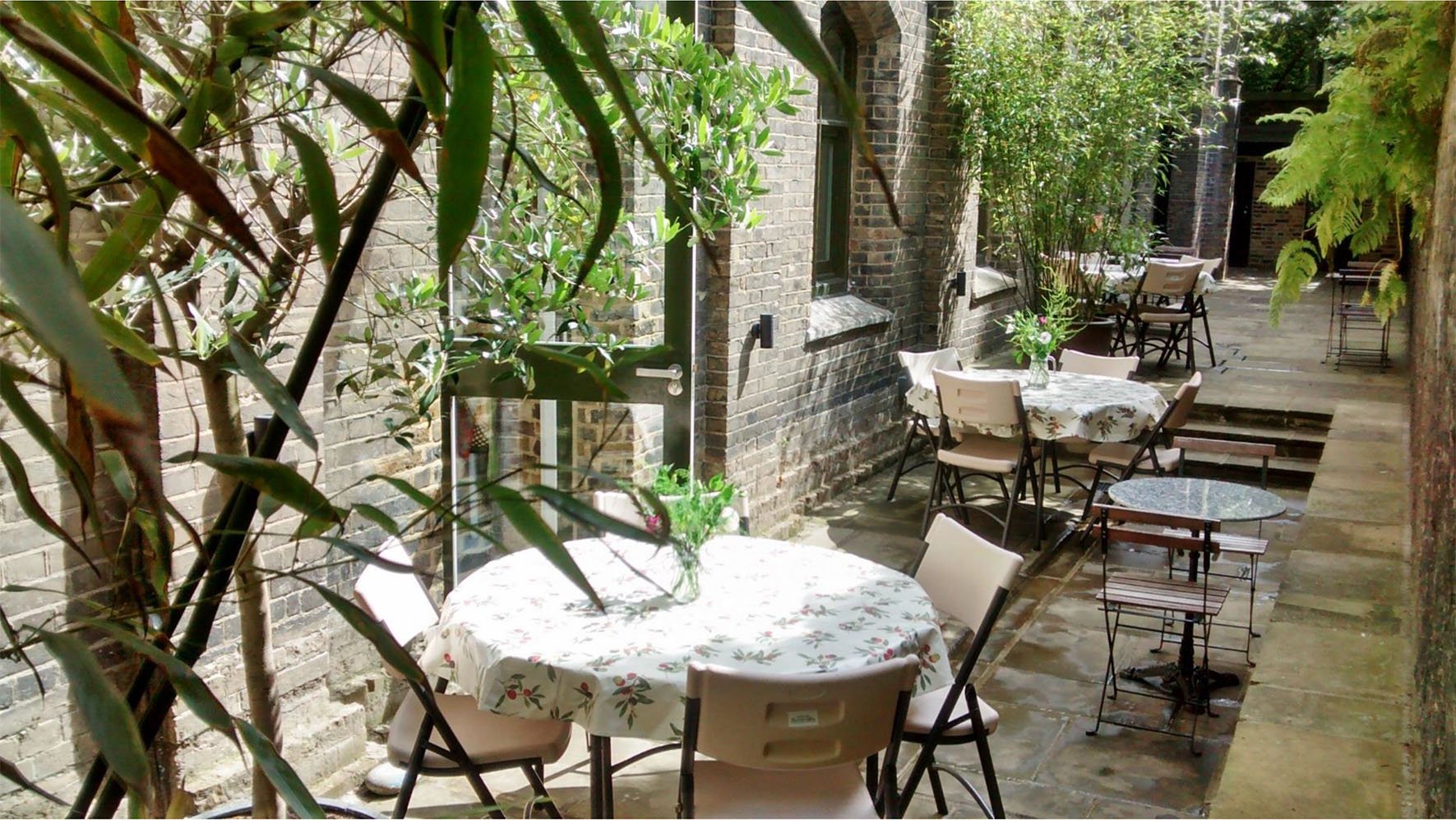 StPeter5_©StPeterdeBeauvoir COURTYARD SMALL RES.jpg